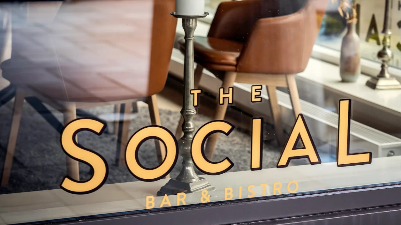 Bild utifrån på restaurang The Social Bar & Bistro i iÅlesund.