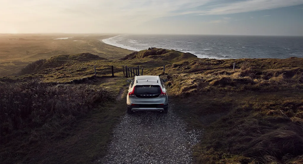 Hertz leiebil kjører ved havet