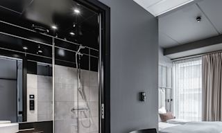 Ett tillgänglighetsanpassat hotellrum med ett stort badrum på Quality Hotel™ Hasle Linie.