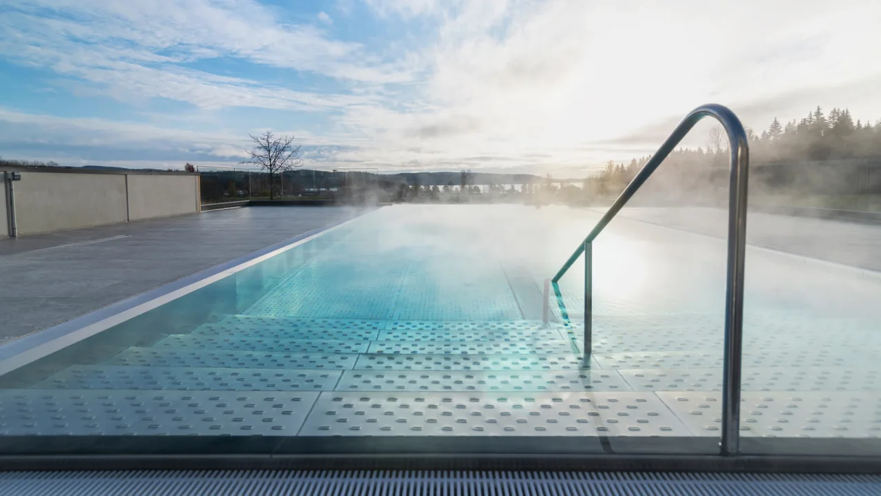 Outdoor infinity pool at Selma Spa in Sunne.