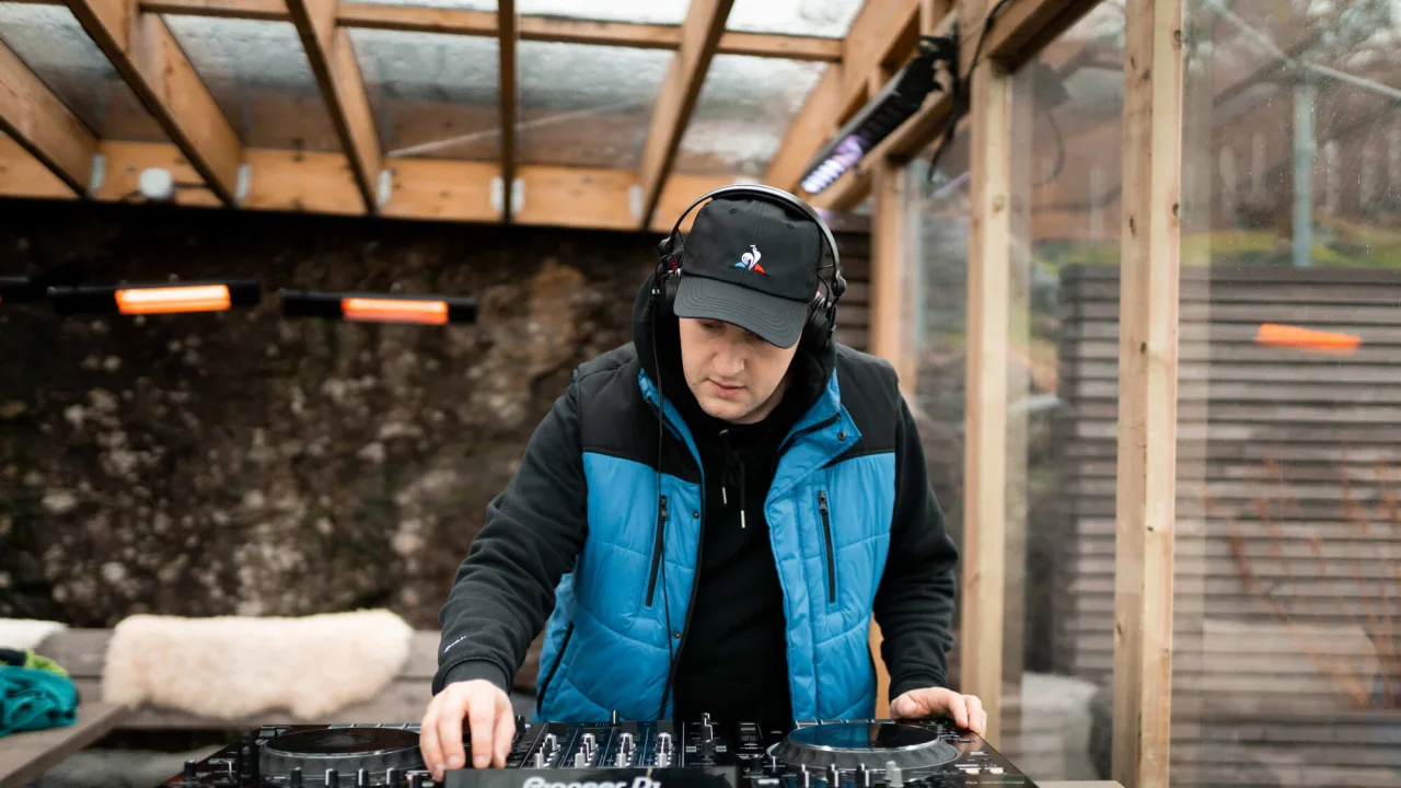 DJ spelar musik utomhus på Nordnes Sjøbad i Bergen.