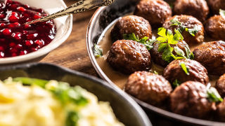 Köttbullar med potatismos och lingon är en klassisk svensk maträtt
