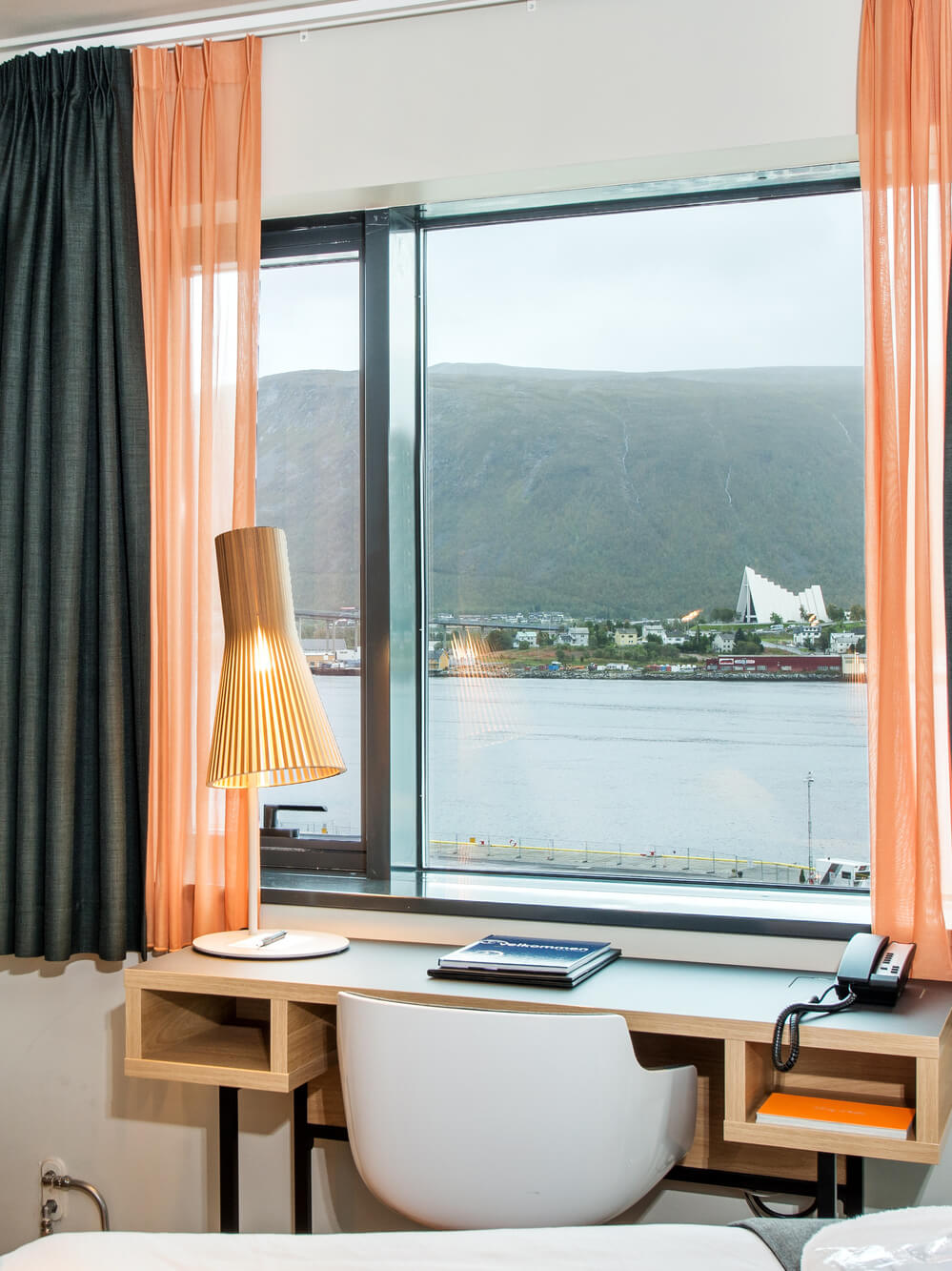Utsikt från hotellrummet på Clarion Hotel The Edge i Tromsö.