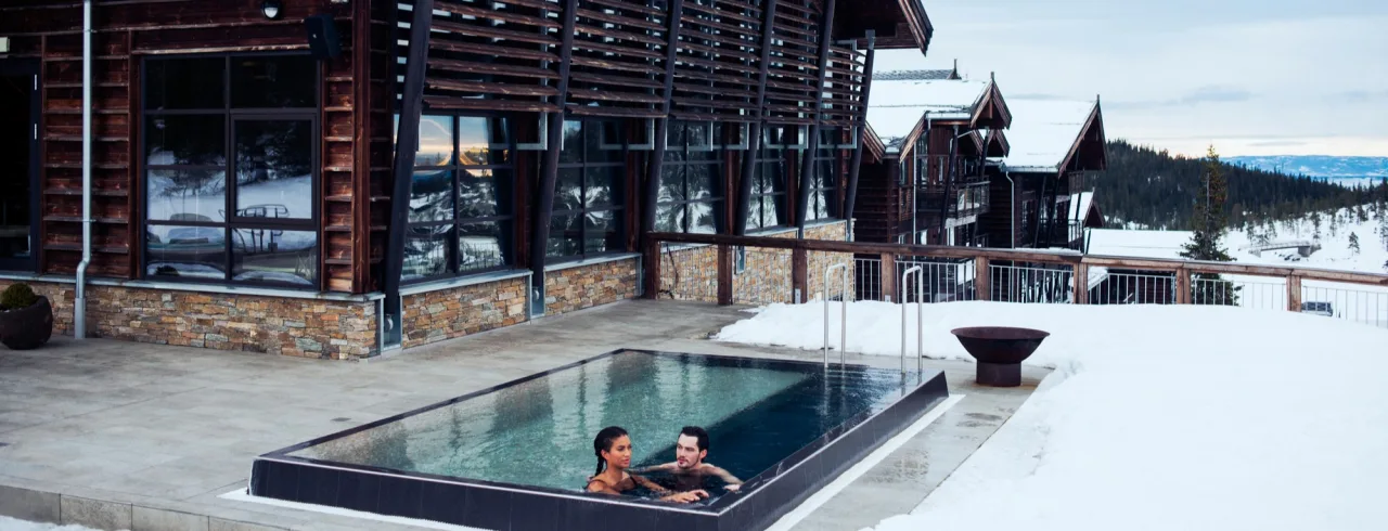 Outdoor pool with a view at Norefjell Ski & Spa in Norefjell.