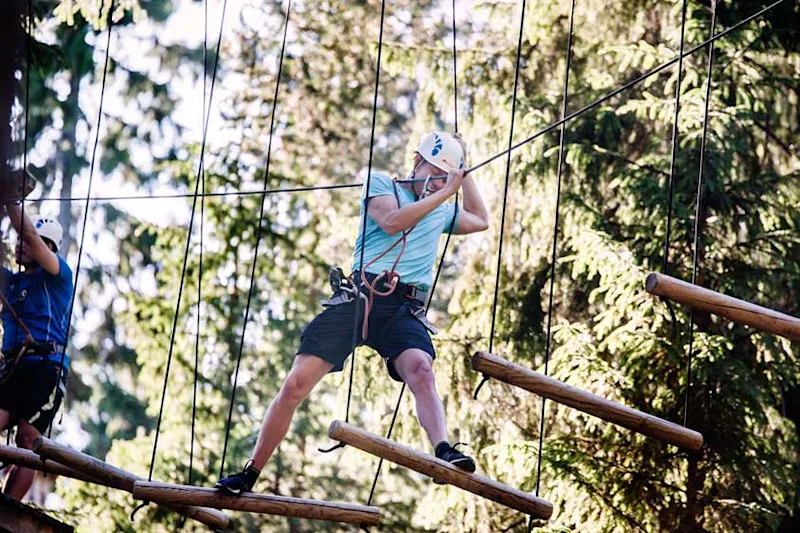 man climbing in helgoya klatrepark hamar