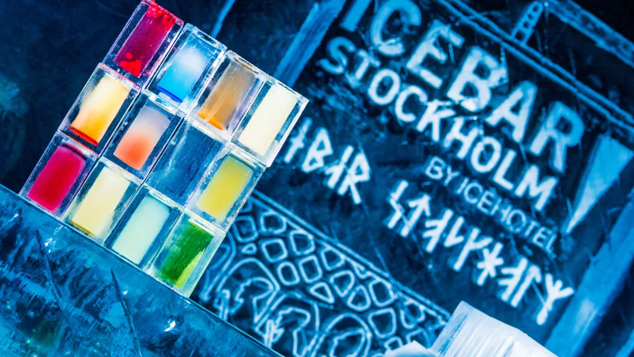 Färgglada drinkar på ICEBAR i centrala Stockholm.