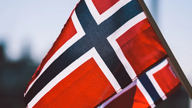 Norsk flagga mot blå himmel