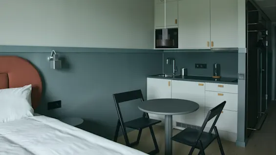 Ett mysigt och funktionellt hotellrum på Stopover Hotel Falkenberg, med en bekväm säng och ett praktiskt pentry med sittplatser.