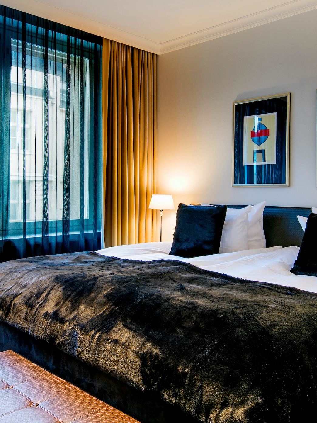 Säng på ett comfort rum på Hotel Lilla Roberts i Helsingfors.