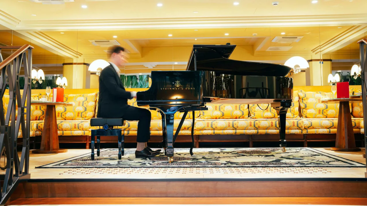 Man playing the piano at hotel Sommerro in Oslo.