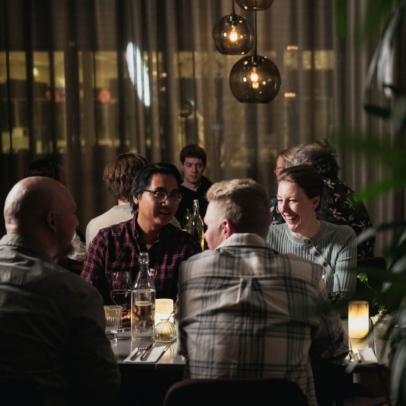 Fyra personer som skrattar runt ett bord på en restaurang på Quality Hotel.