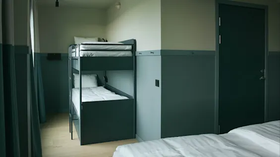 A modern hotel room at Stopover Hotel Falkenberg with sleek bunk beds and a minimalist design, offering a comfortable and functional space.