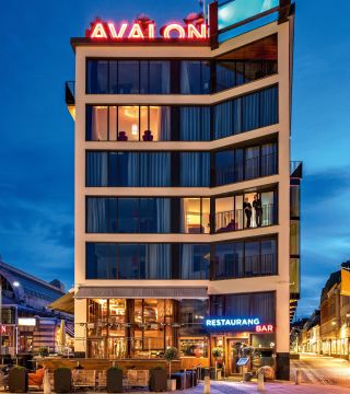Facade night Avalon Hotel_16_18