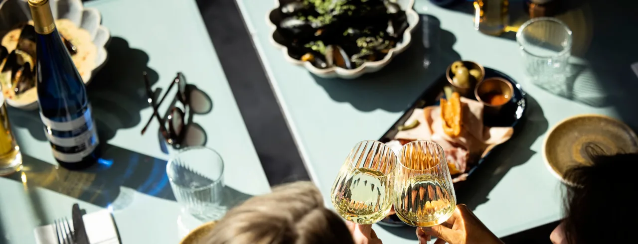 Två kvinnor njuter av middag och drinkar på Brasserie Bon Vivant i Moss, Norge.