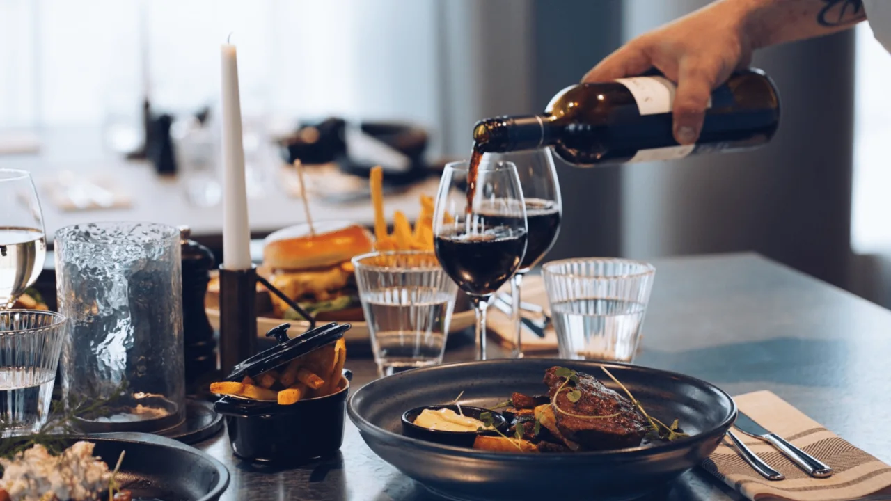Mat och vin i restaurangen The Social Bar & Bistro på Quality Hotel Arlanda XPO.