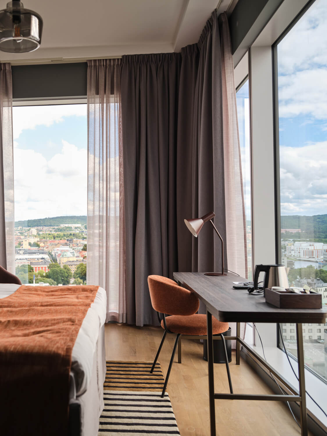 Modernt hotellrum med utsikt på Quality Hotel Match i Jönköping.