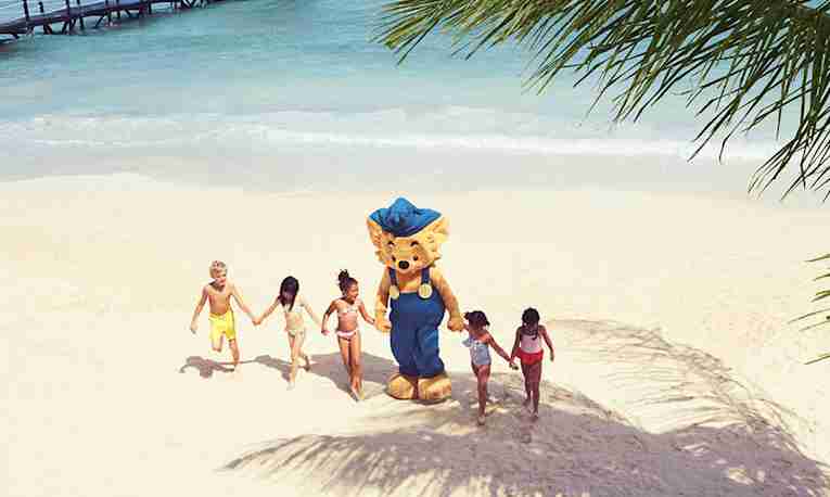 Children at the beach with Bamse