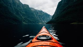 kayaking-in-a-mountain-landscape