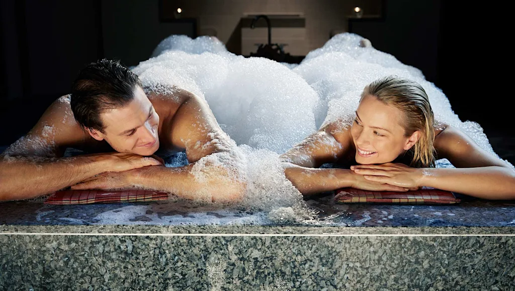 Två personer som njuter av ett hamamlikt spa på Farris Bad i Larvik, Norge