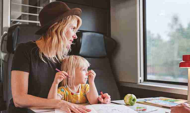 Mamma och dotter åker med ett MTRX-tåg. Foto: Mattias Diesel Näslund