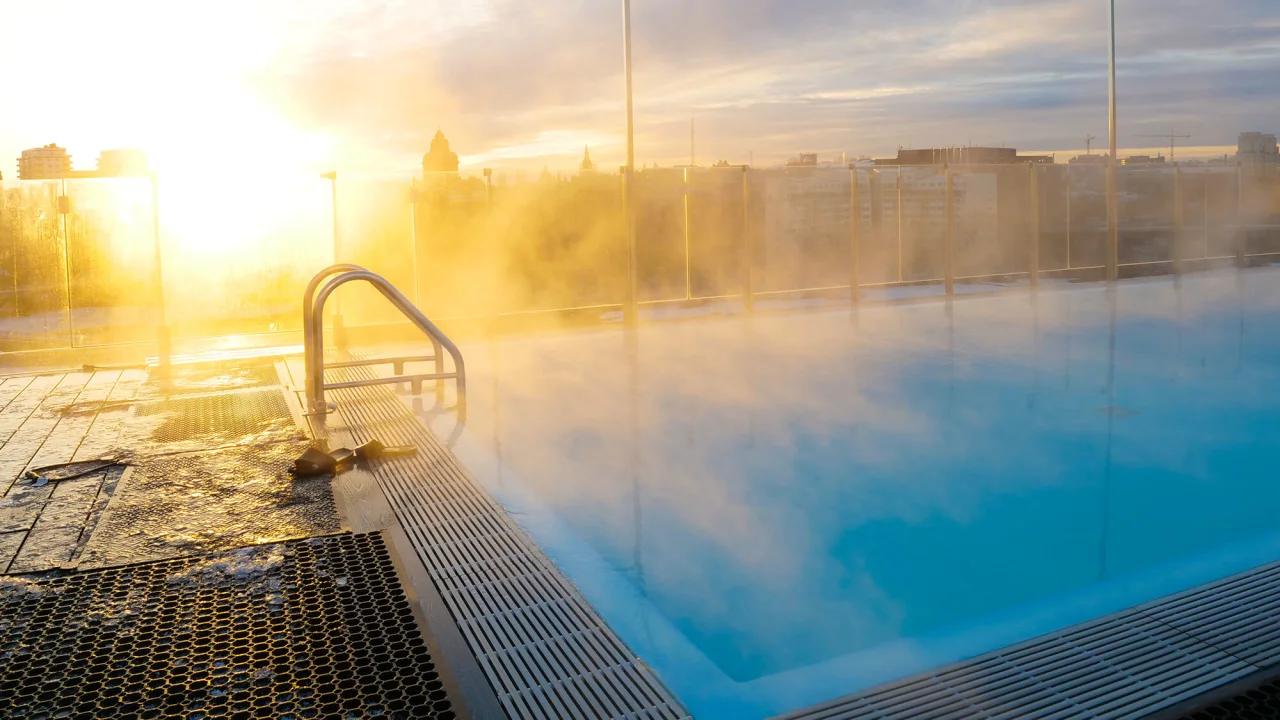 Rykande pool på Selma City Spa i Stockholm.