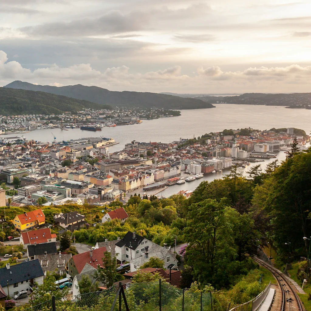 Upea panoraamanäkymä Bergenistä, Norjasta ylhäältä, esitellen kaupunkia, suurta vesistöä ja vuoria, Fløibanenin kanssa.