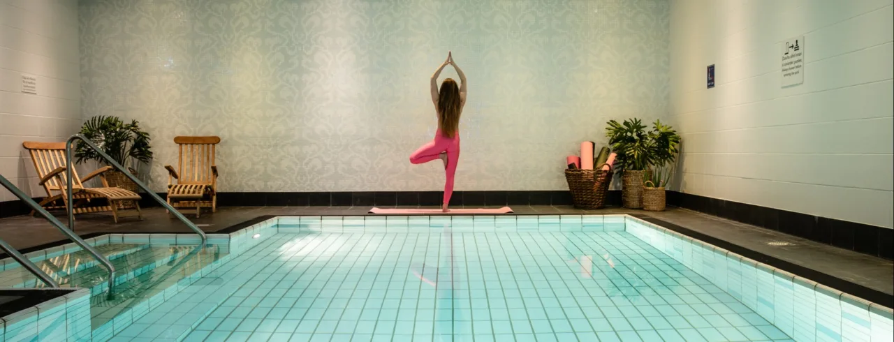 Yoga vid poolen på Clarion Hotel® Grand i Östersund.