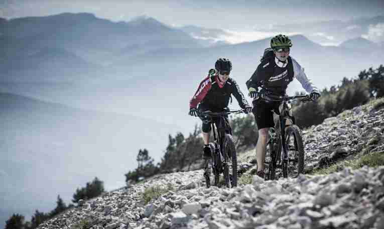 To syklister på vei opp en fjellskrent