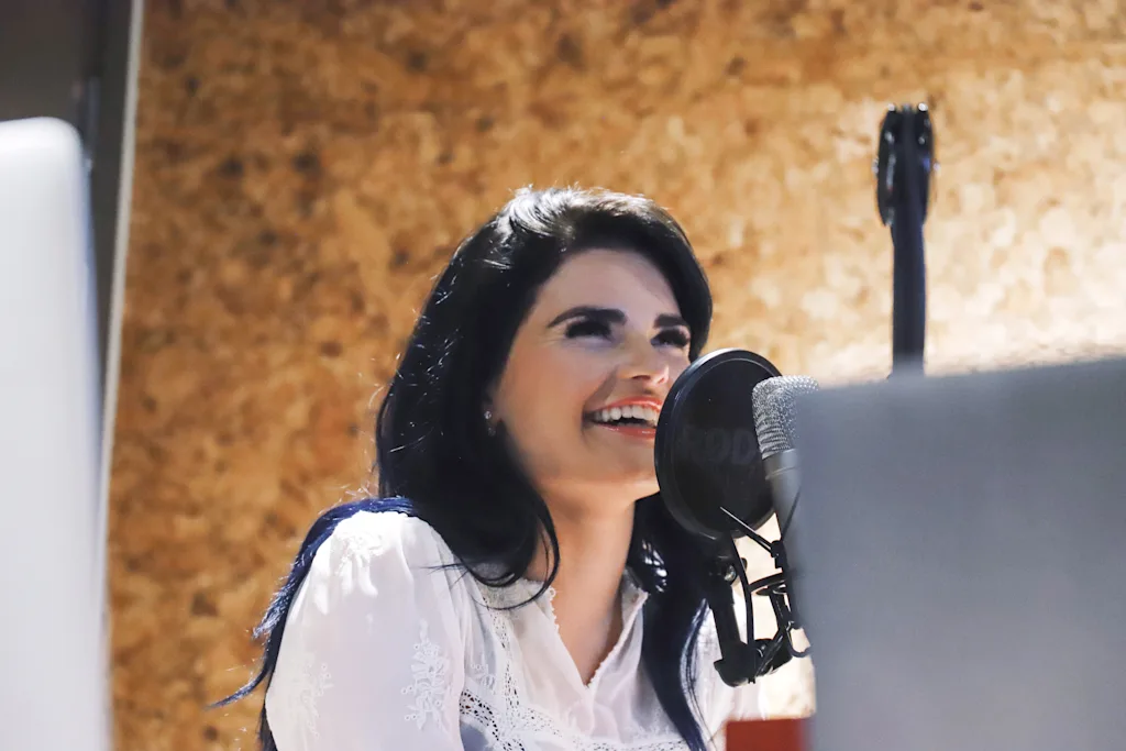 Ulrikke Brandstorp spelar in podd på Comfort Hotel Kista