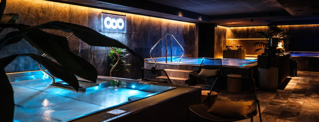 Et mørkt oplyst rum med varm bassiner i Obie Spa på Clarion Hotel Draken i Gøteborg, Sverige.