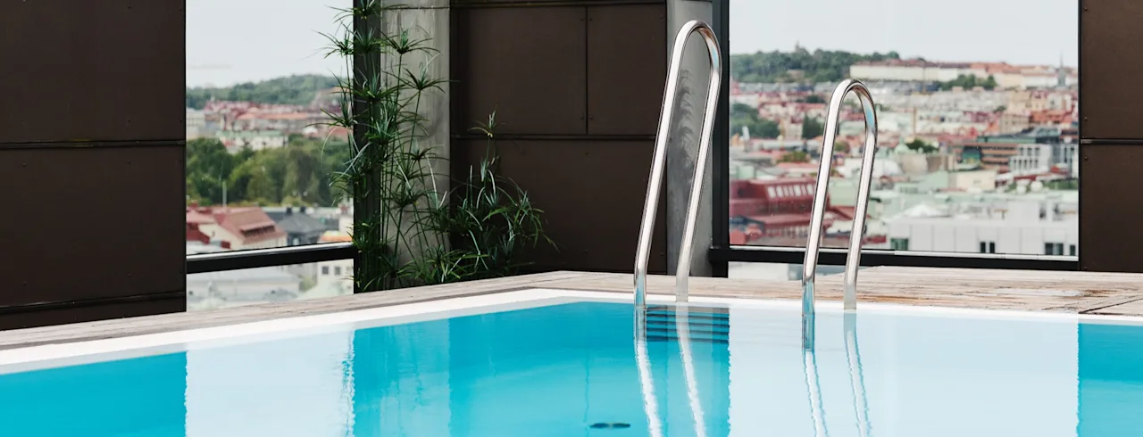 Et vakkert takbasseng på Clarion Hotel Post med en fantastisk byutsikt i bakgrunnen, perfekt for en forfriskende dukkert.