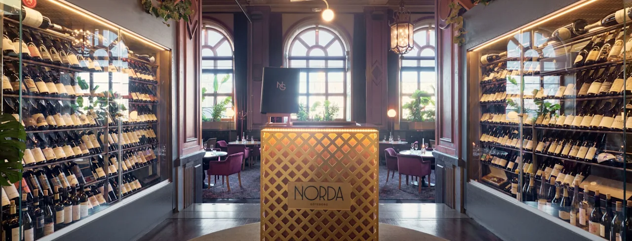 Clarion Hotel Posts elegante vinbar og restaurant, Norda, med imponerende vinfremvisninger og et innbydende spiseområde.