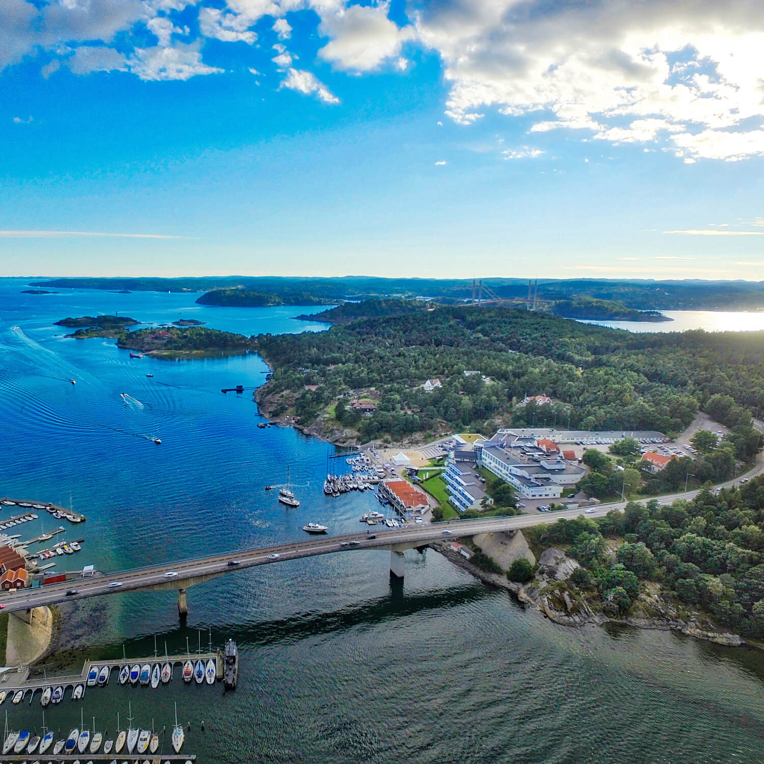 Utsikt över Stenungsund vid havet.