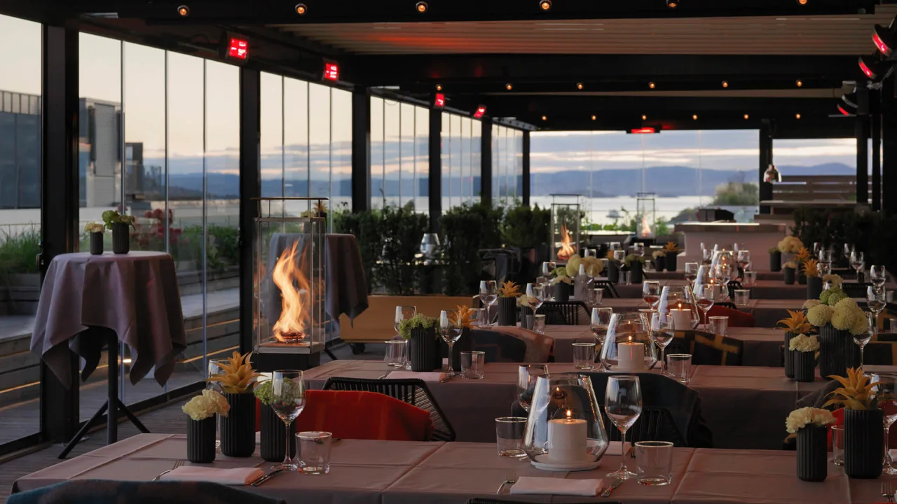 Utsikt från restaurang Thief Roof Bar & Grill i Oslo.