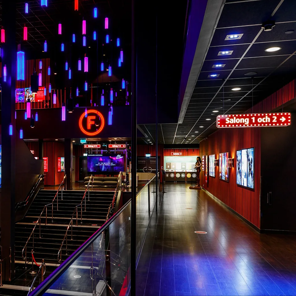 Moderni elokuvateatterin aula jossa on portaat Restaurang Drama ravintolaan ja käytävä Salong 1 ja 2 suuntaan