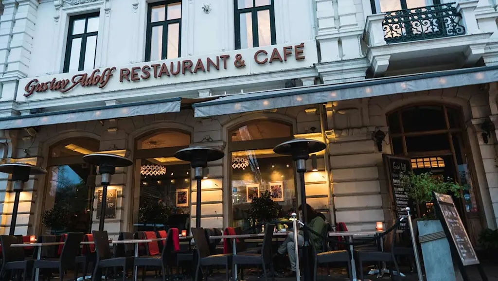 Exteriör och uteservering hos Cafe Gustav Adolf