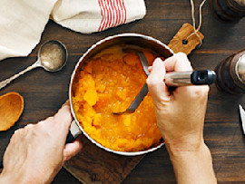 preparing pumpkin puree 