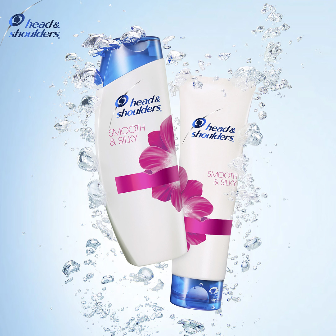 shampooing et apres shampooing avec fleurs roses sur fond bleu
