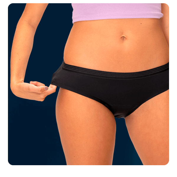 Modelo con Panty Bikini negro