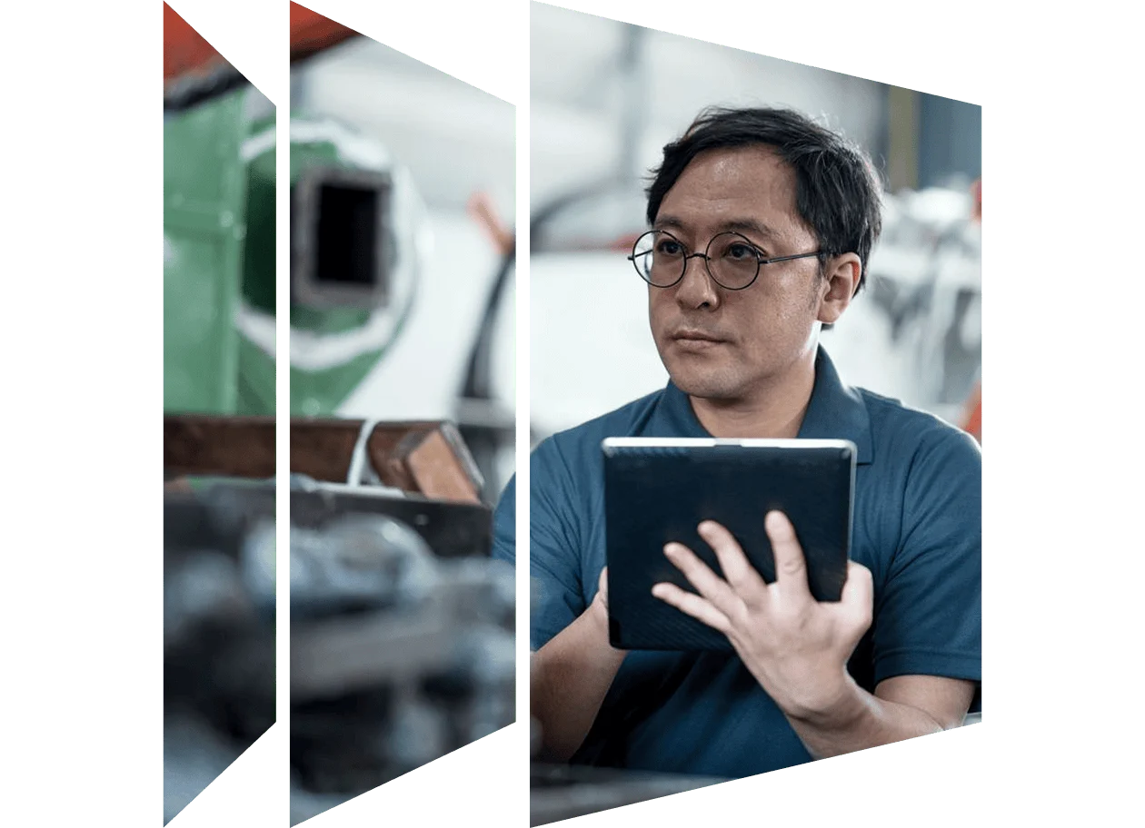 Senior Maintenance Engineer using machine monitoring software in production process