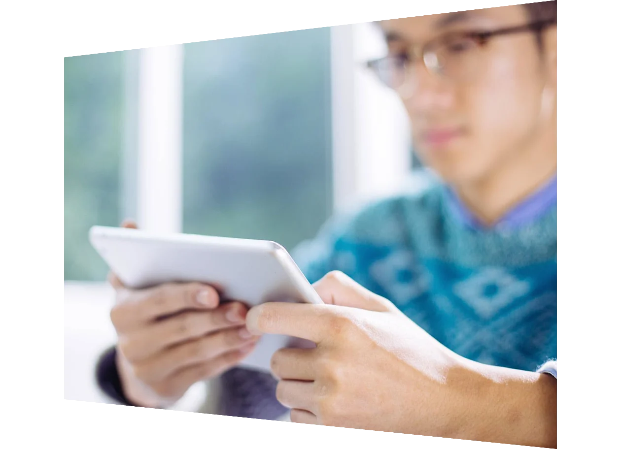 モニターを見ている2人の学生