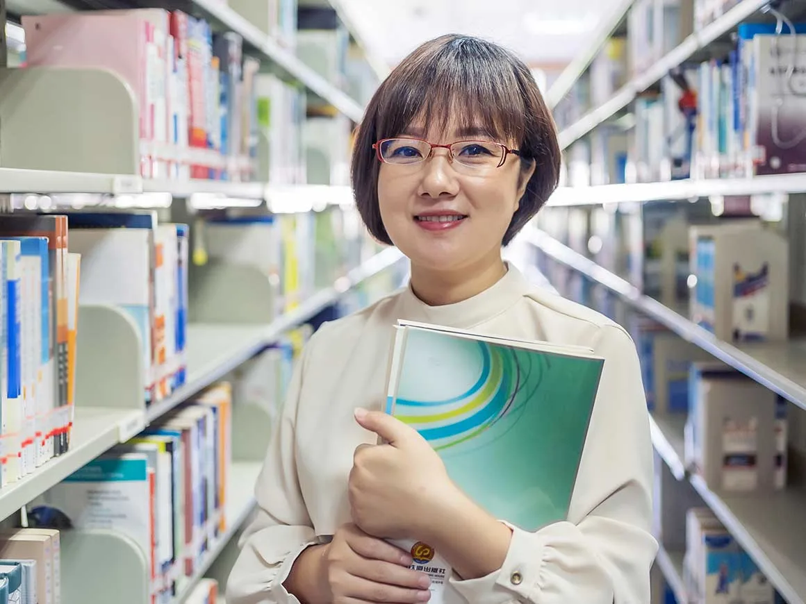 Mulher asiática em uma biblioteca