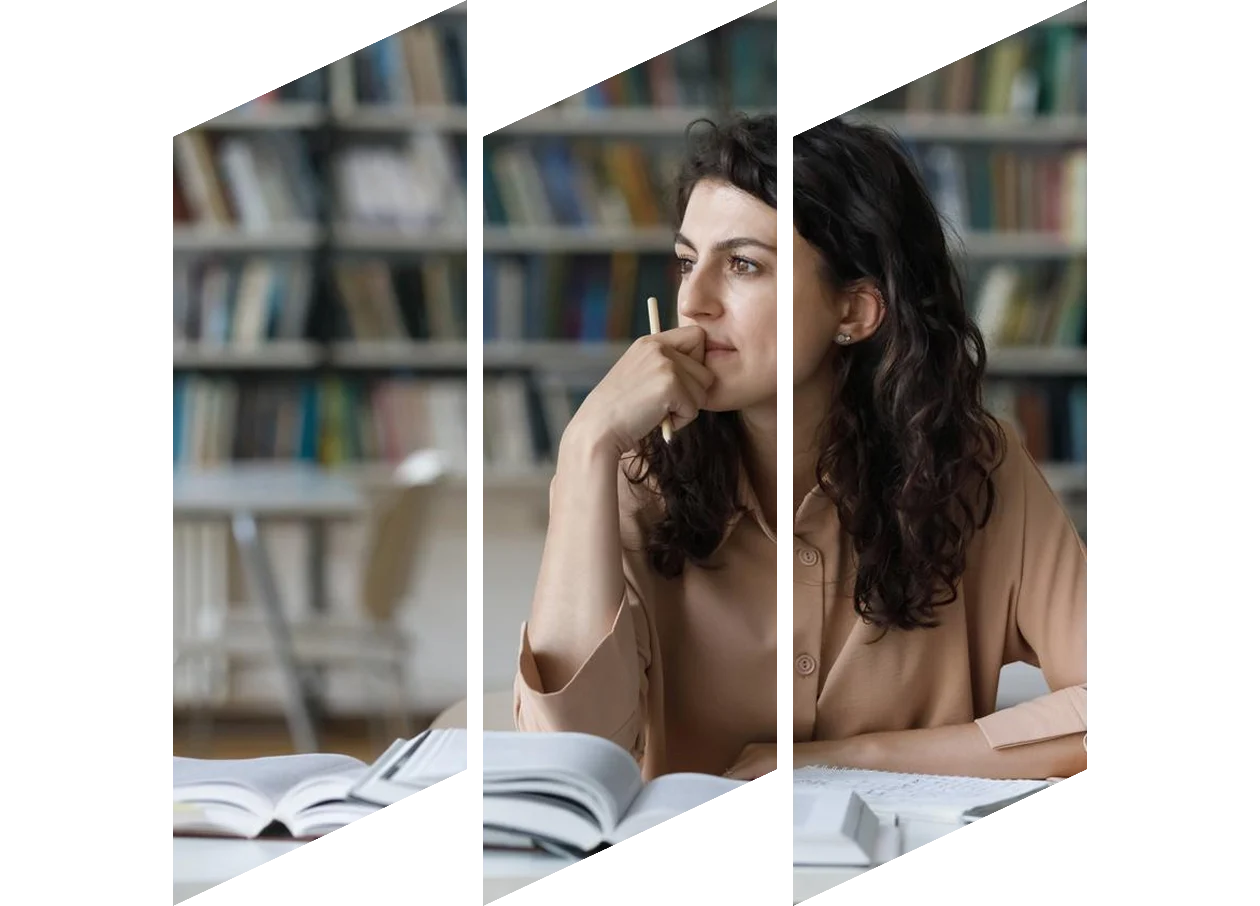 Mujer leyendo un libro en una biblioteca