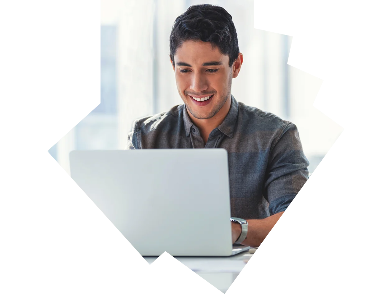 Dos estudiantes mirando un monitor