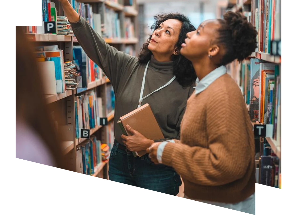 Mujer tomando notas en el escritorio con el ordenador portátil