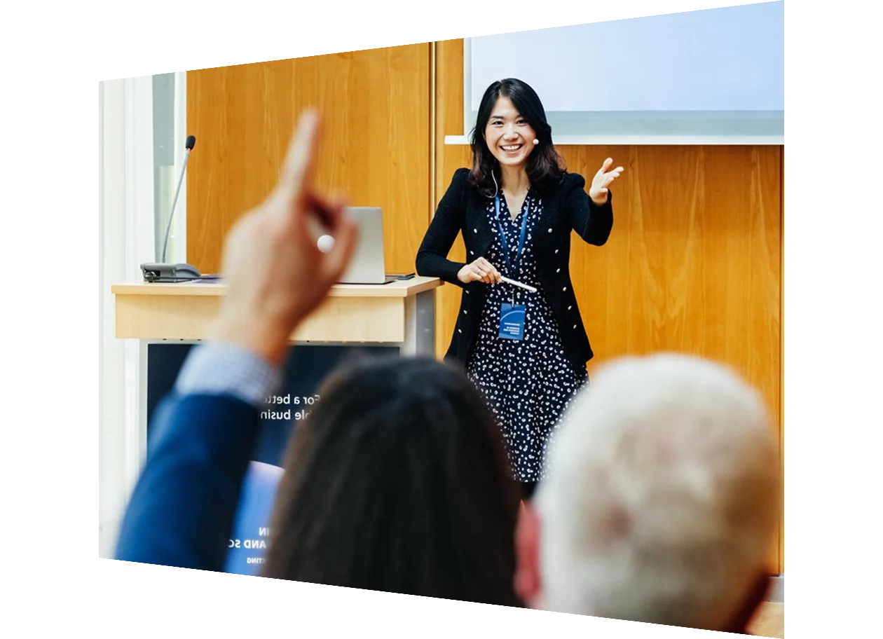 メガネにコンピューター画面が映っている女性