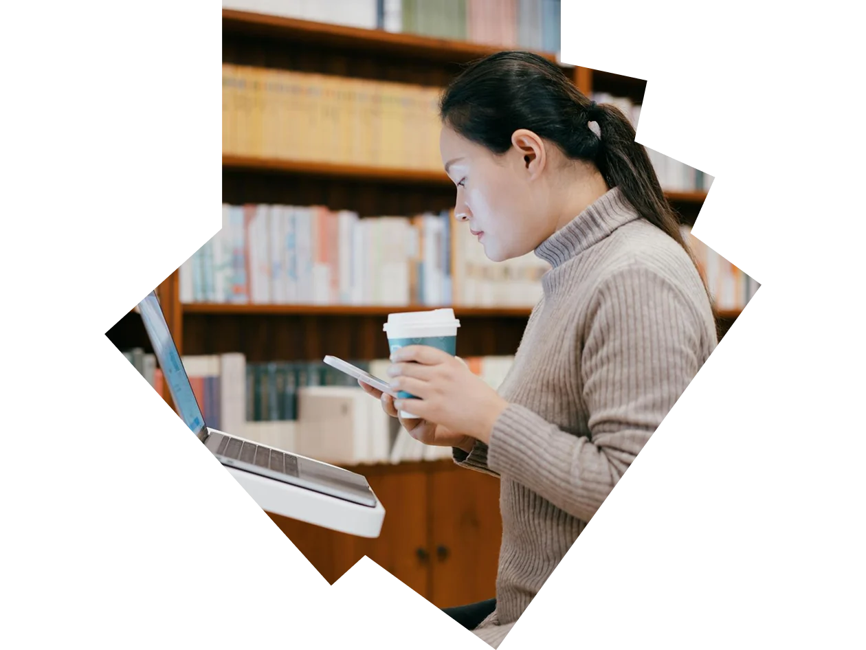 モニターを見ている2人の学生