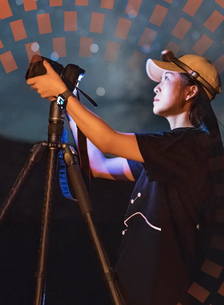 A Chinese female starry sky photographer shoots the Milky Way