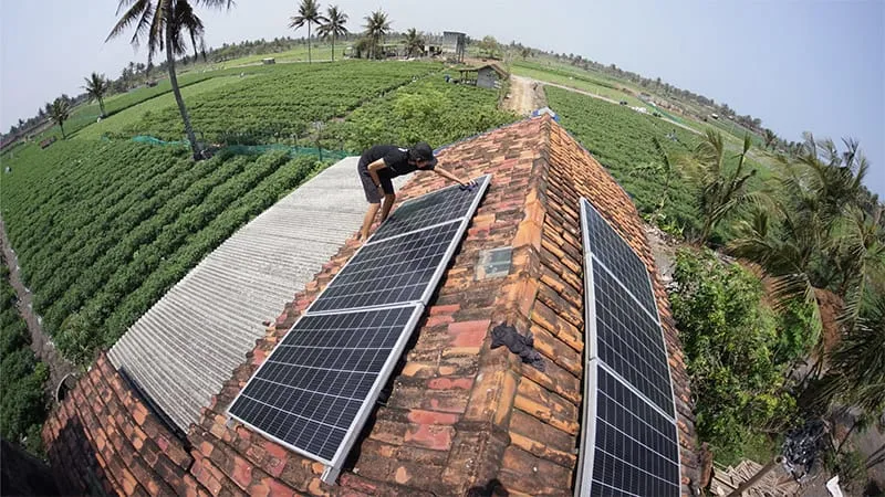 Solar-charged and community-shared battery swap station placed near farmlands in Kulon Progo, Indonesia. Photo by Mobah Teknologi, SolarGenerationID and EnterNusantara Team.