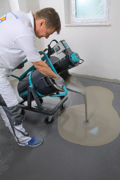 9. Bringing the mobile mixer to the usage point and bringing out the material. Four castors and the handle make moving the mixer easy and effortless for one person.